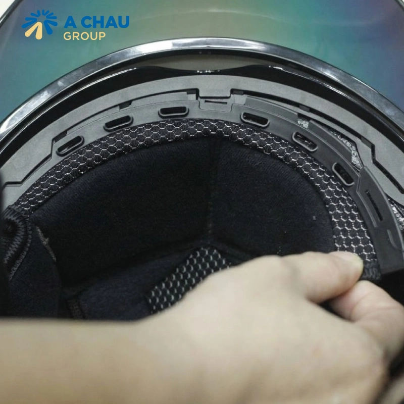 Sửa lớp lót bên trong nón bảo hiểm bị bung, xô lệch