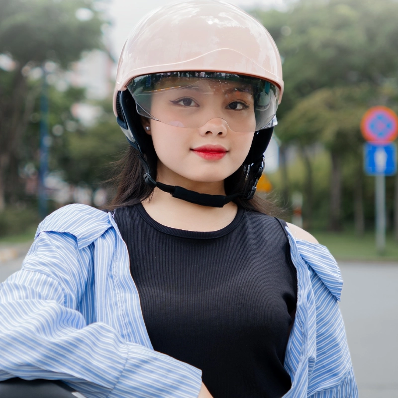 Cách đội mũ bảo hiểm đúng cách