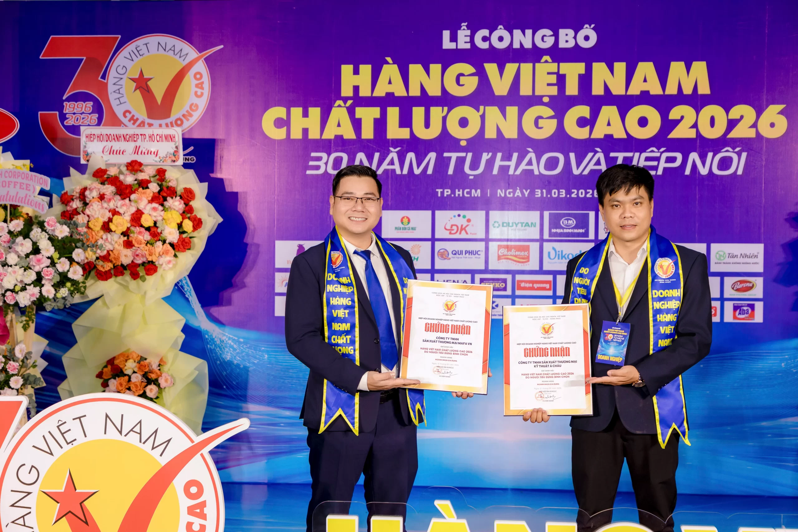 Thương hiệu Royal và Asia helmet được vinh danh là hàng Việt Nam chất lượng cao do người tiêu dùng bình chọn